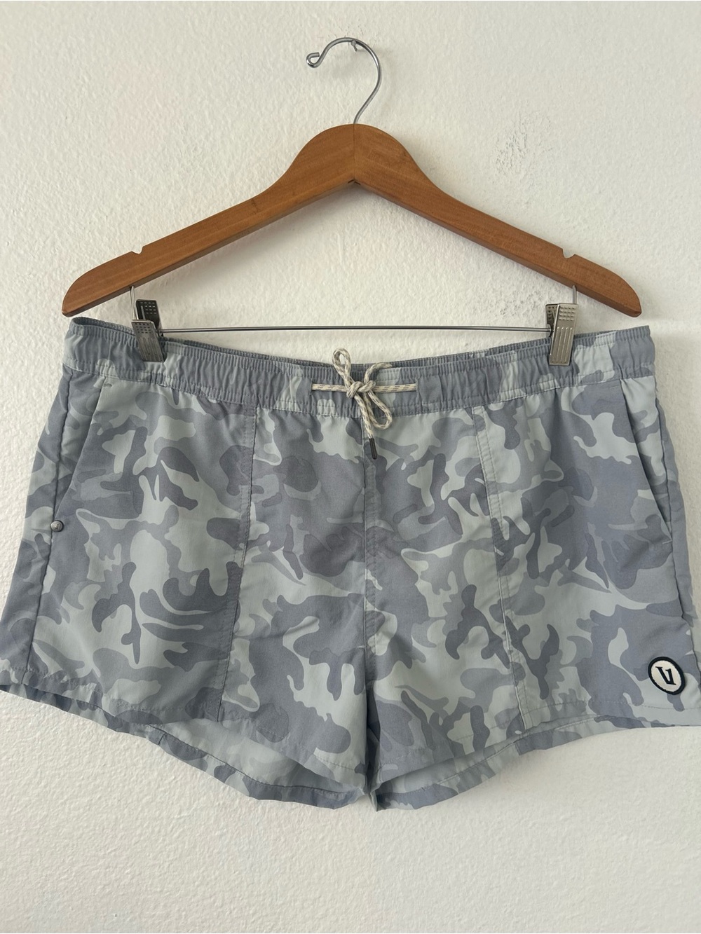 VUORI Sunwashed Gray Camo Women’s Shorts Size XL